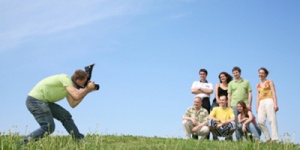 photographer-shooting-group-portrait-in-field